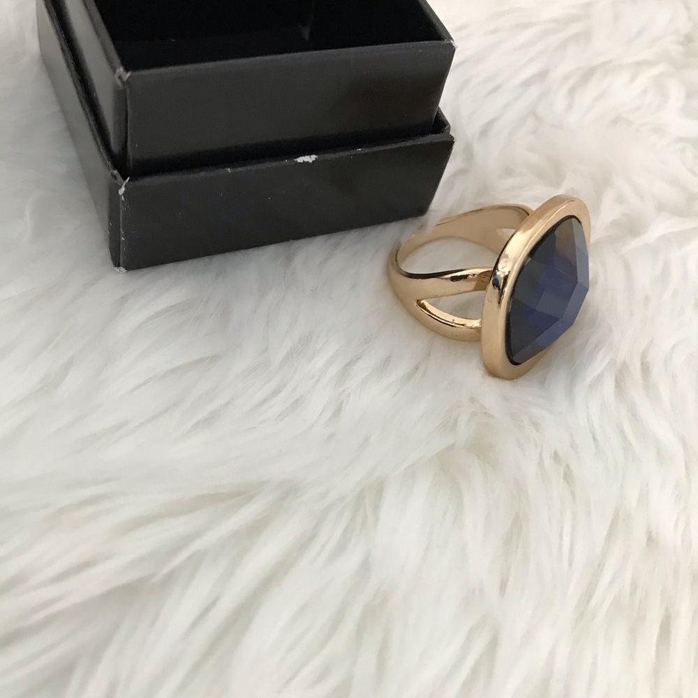 Vintage Avon Gold ring with blue stone size 6 NWT